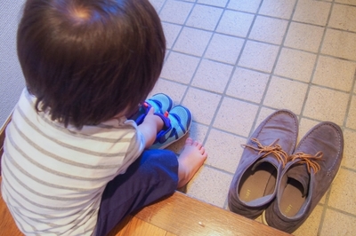 玄関で子どもが並んで靴を履く