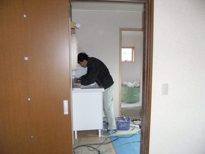 IKEA化粧台コーキング中