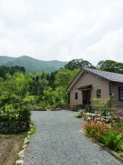 夫婦で景色を楽しむ平屋