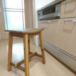 キッチンに椅子　シンプル　木製