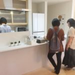 工務店　完成見学会　大きなキッチン　ピンク　