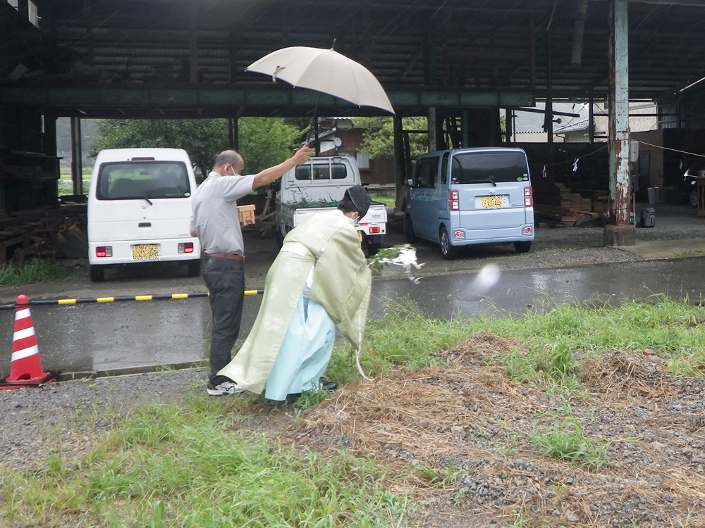 春日工務店　地鎮祭　雨　幸せが降りこむ　雨降って地固まる