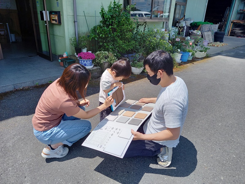 タイルの色決め　春日工務店