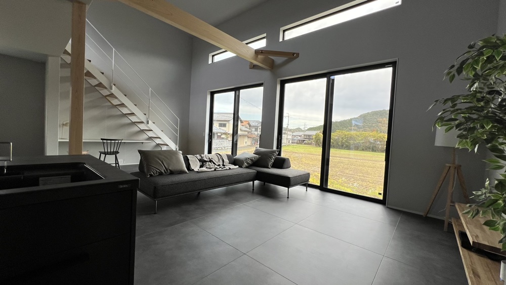 暖かいシンプルモダンスタイルの家　丹波市　春日工務店