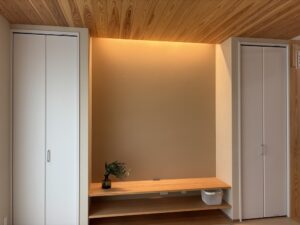 畳リビングに杉の天井
